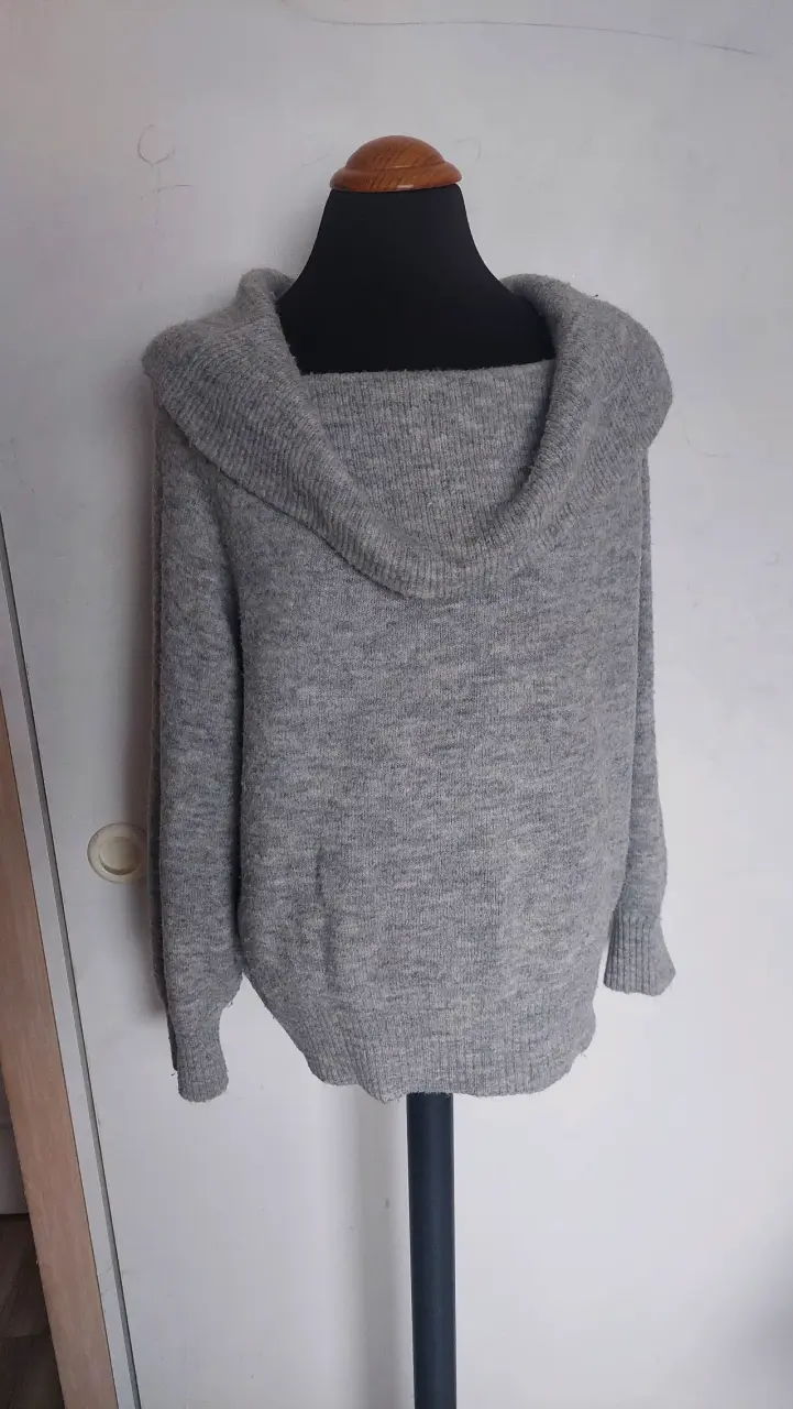 Suéter gris de lana con cuello amplio - 2