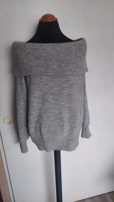 Suéter gris de lana con cuello amplio - miniatura 3