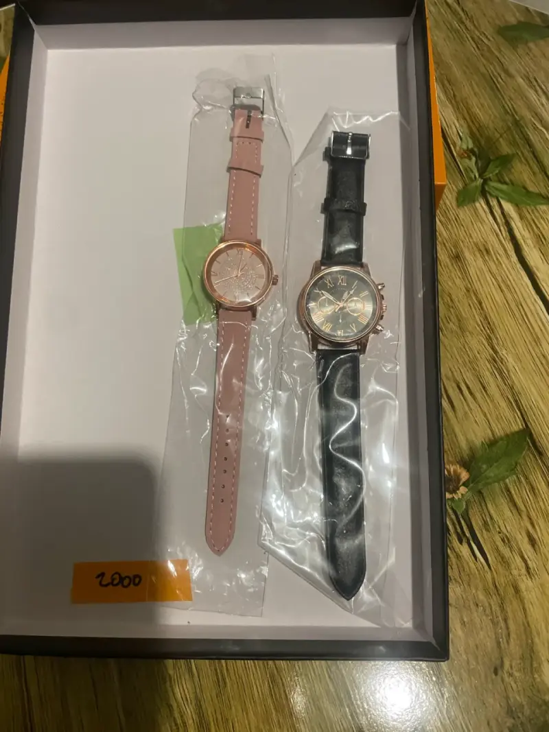 Set de relojes análogos para pareja en caja