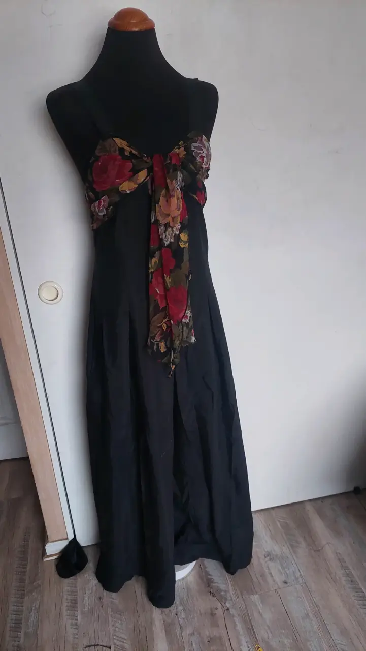 Enterito negro con detalle floral