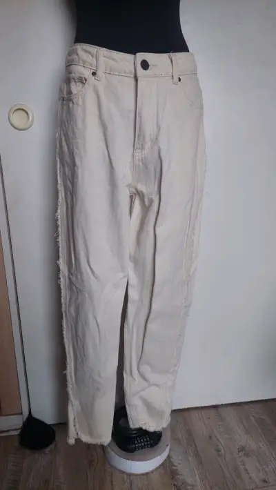 Jeans beige con bordes deshilachados - miniatura 1