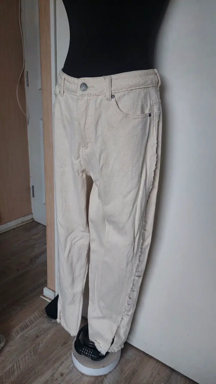 Jeans beige con bordes deshilachados - 2