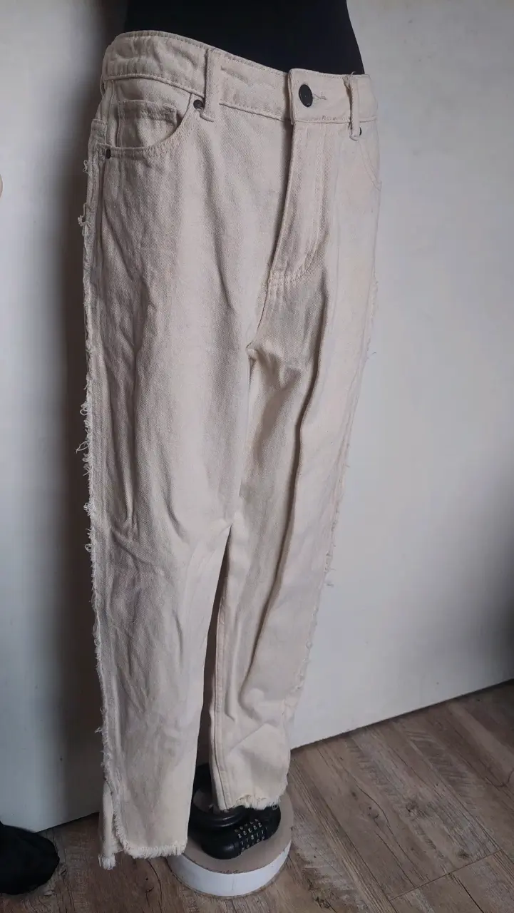Jeans beige con bordes deshilachados - 3