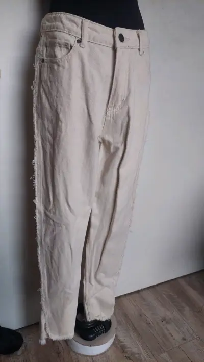Jeans beige con bordes deshilachados - miniatura 3
