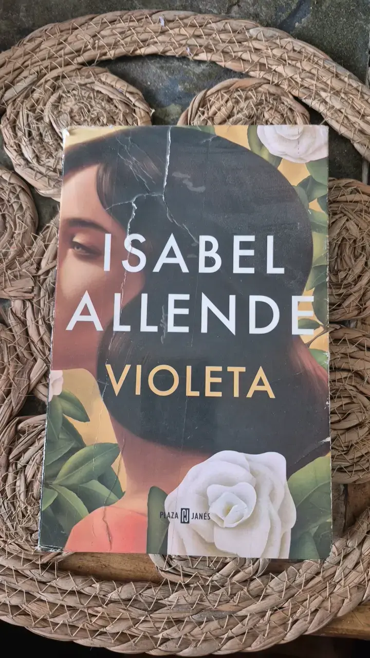 Libro 'Violeta' de Isabel Allende en buen estado - 1