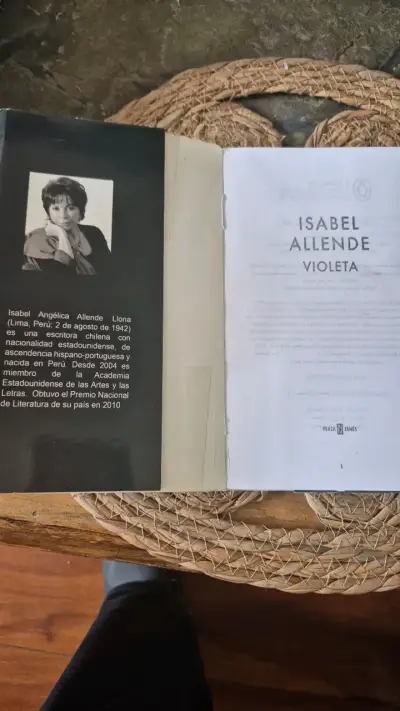 Libro 'Violeta' de Isabel Allende en buen estado - miniatura 2