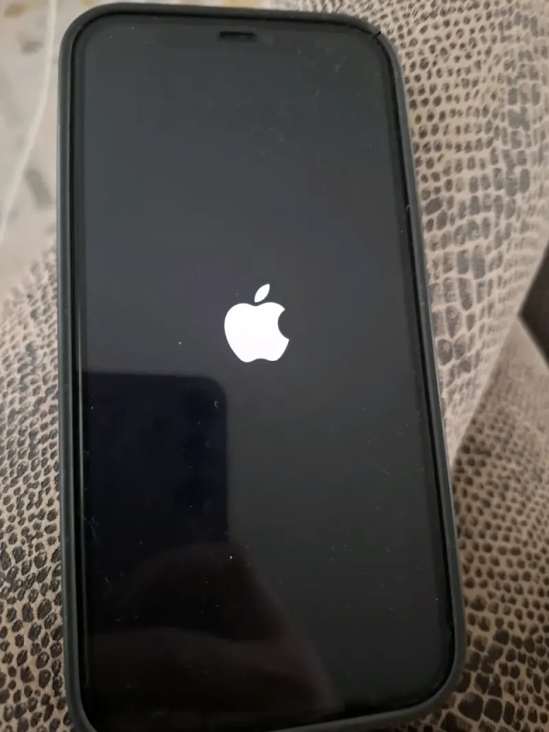 iPhone 12 de 64GB en buen estado - 1