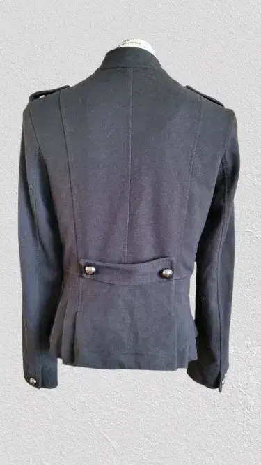Chaqueta militar negra con botones decorativos - 3