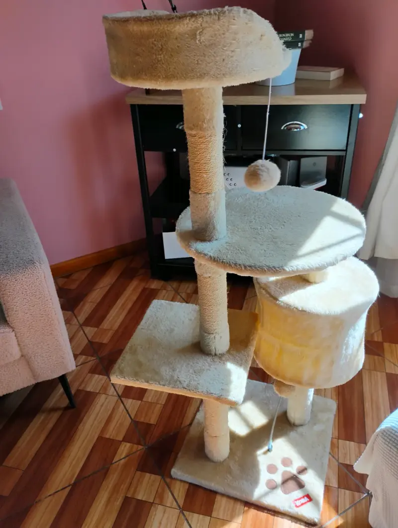 Árbol rascador para gatos con plataformas y cueva - 1