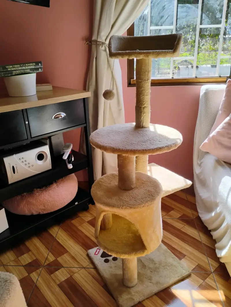 Árbol rascador para gatos con plataformas y cueva - 2