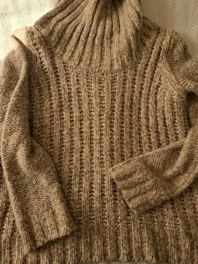 Suéter de lana beige con cuello alto - miniatura 1