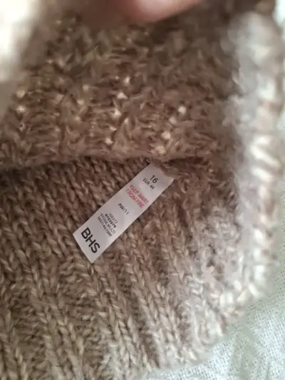 Suéter de lana beige con cuello alto - miniatura 2