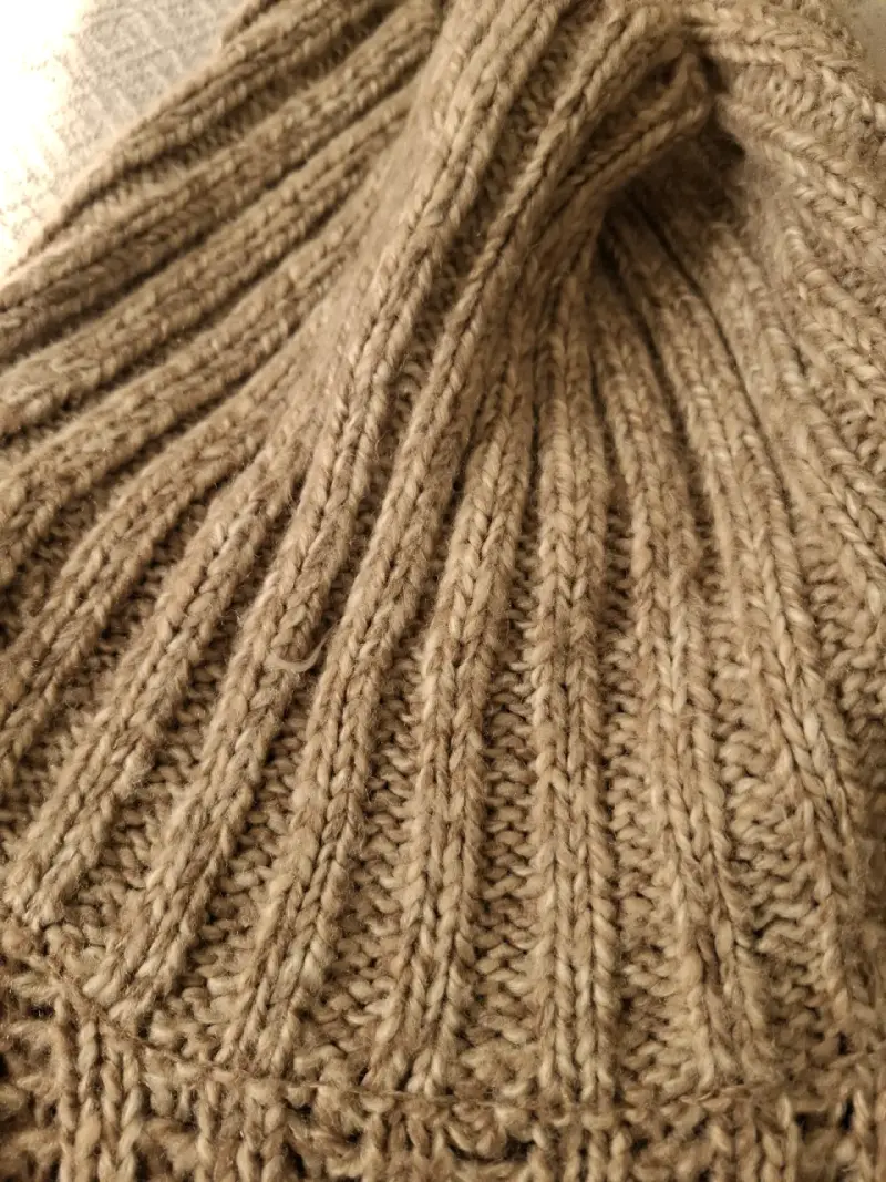 Suéter de lana beige con cuello alto - 3