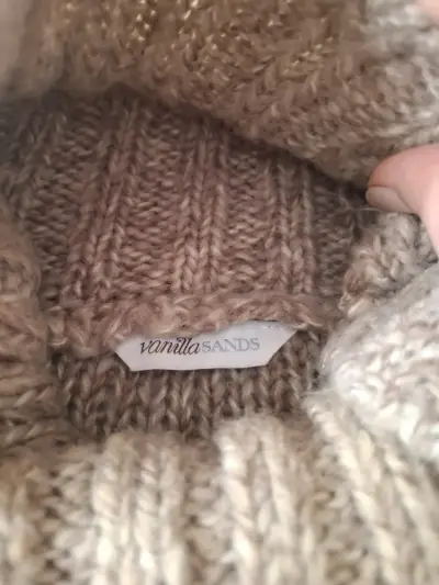 Suéter de lana beige con cuello alto - miniatura 4