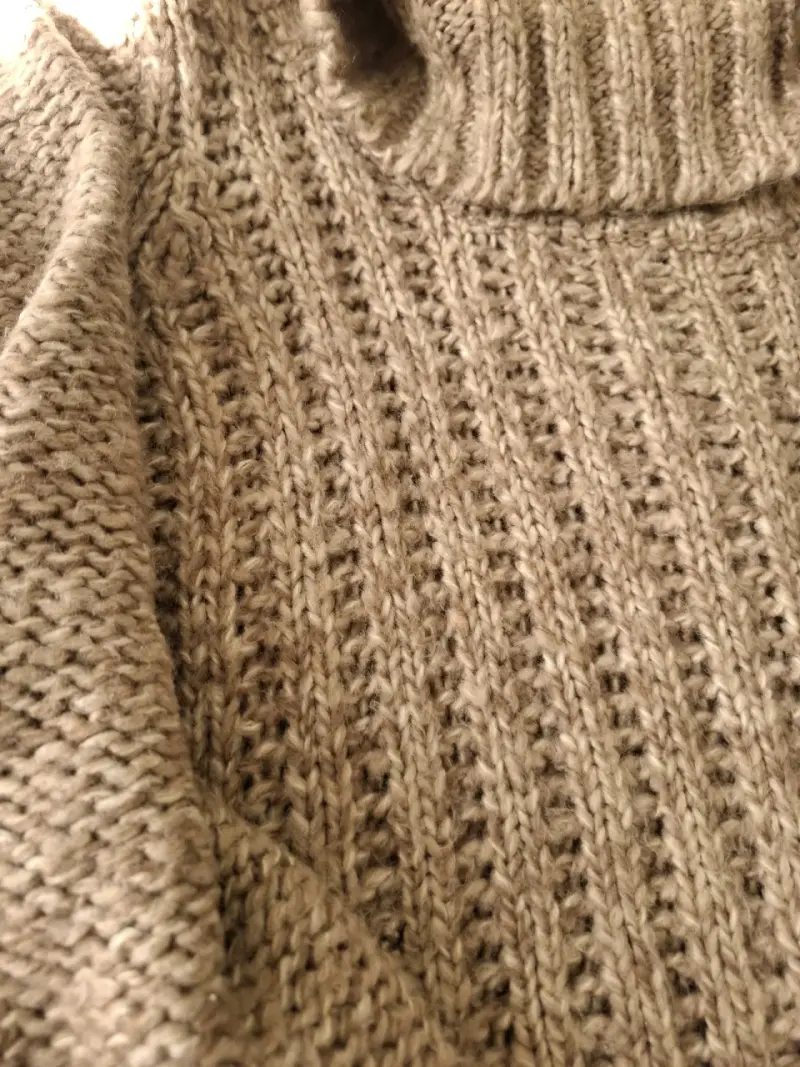 Suéter de lana beige con cuello alto - 5