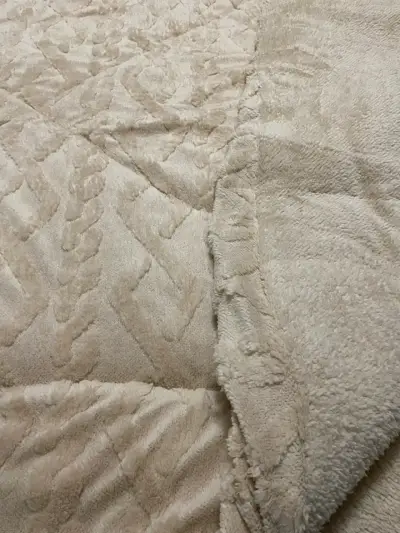 Cubre cama beige texturizado King - miniatura 3