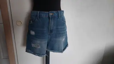 Shorts de mezclilla desgastados para mujer - miniatura 1