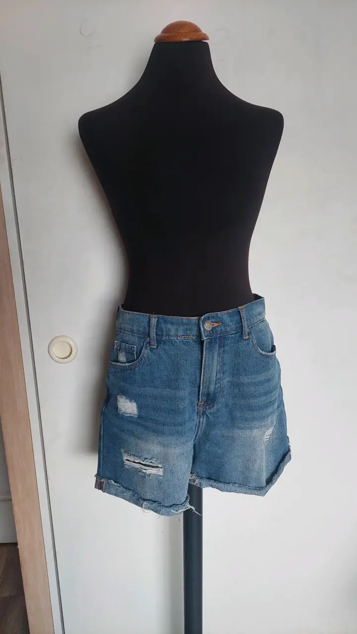 Shorts de mezclilla desgastados para mujer - 2