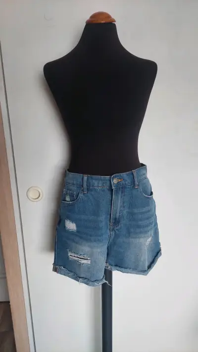 Shorts de mezclilla desgastados para mujer - miniatura 2
