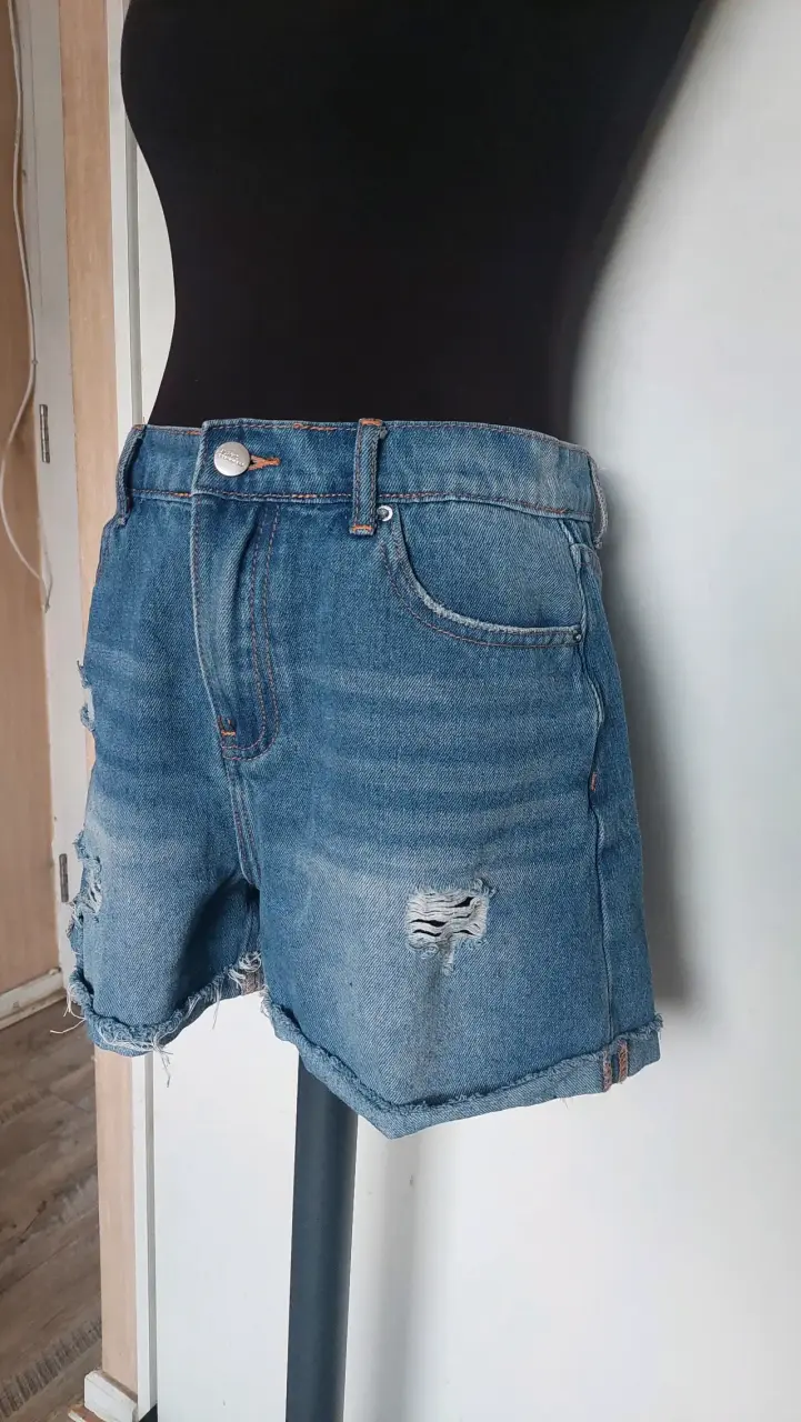 Shorts de mezclilla desgastados para mujer - 3