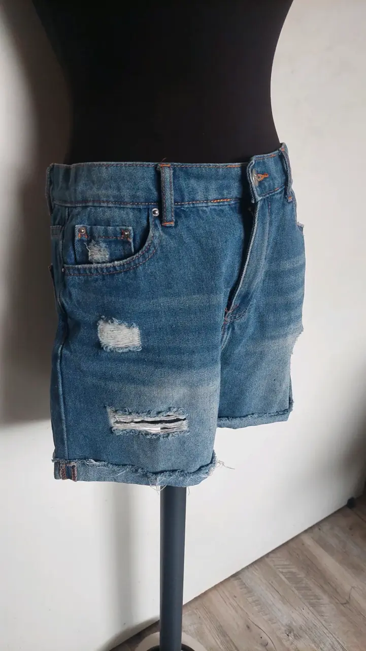 Shorts de mezclilla desgastados para mujer - 4