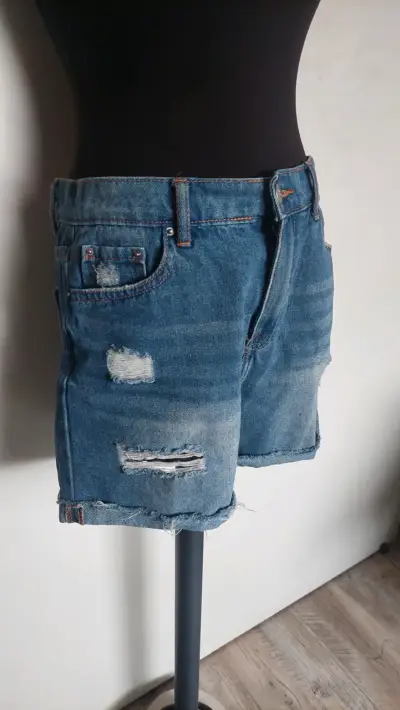 Shorts de mezclilla desgastados para mujer - miniatura 4