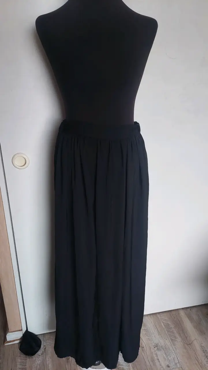 Falda larga negra