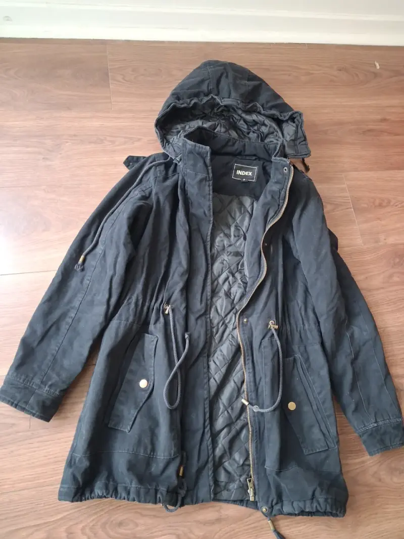 Parka negra con capucha para mujer Index