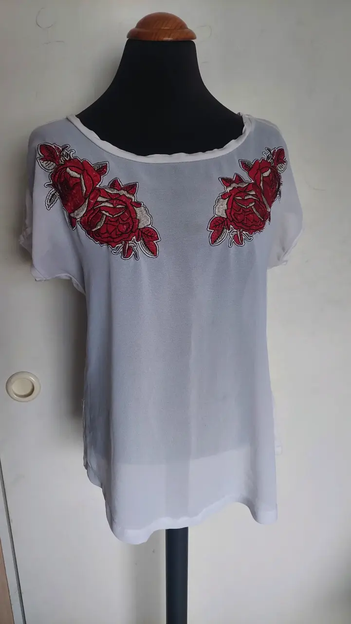Blusa blanca con bordado de rosas rojas