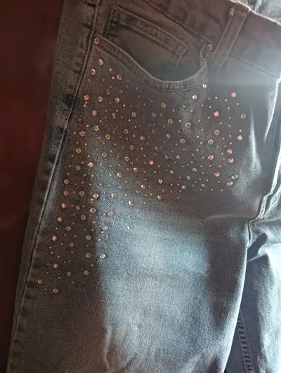 Jeans de mujer con detalles de strass - miniatura 2