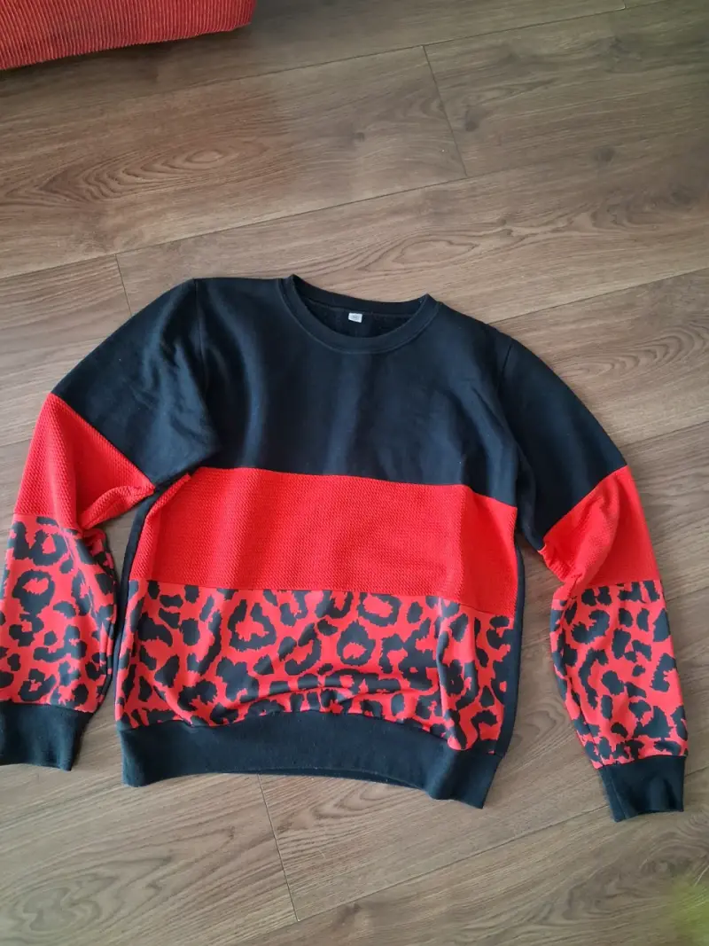 Polerón de mujer con estampado animal print rojo y negro