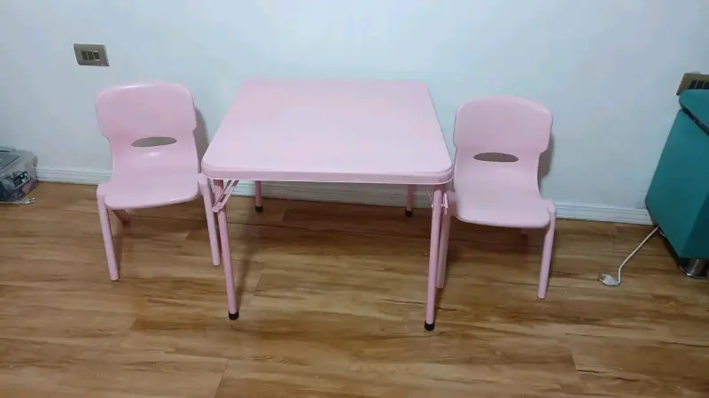 Set de mesa y sillas infantiles rosadas - 1