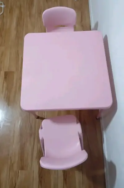Set de mesa y sillas infantiles rosadas - miniatura 2