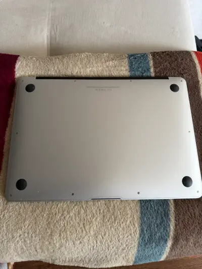 MacBook Air 13 pulgadas Early 2015 en buen estado - miniatura 3