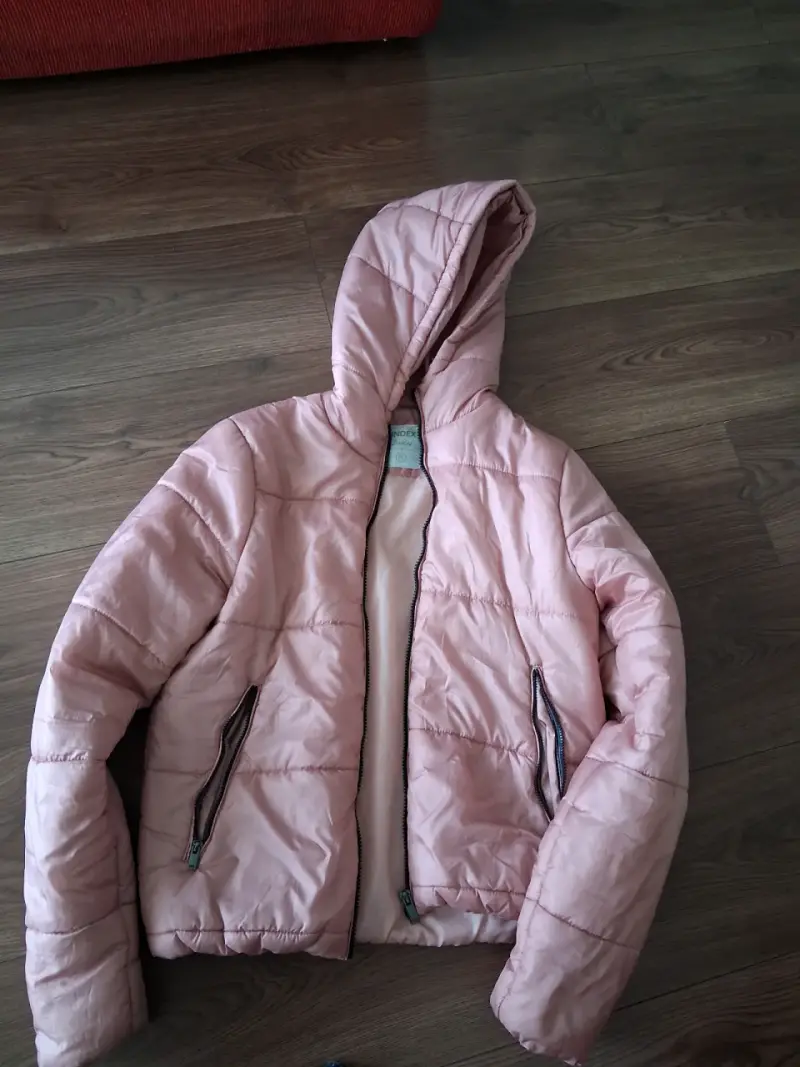Chaqueta acolchada rosada con capucha para mujer