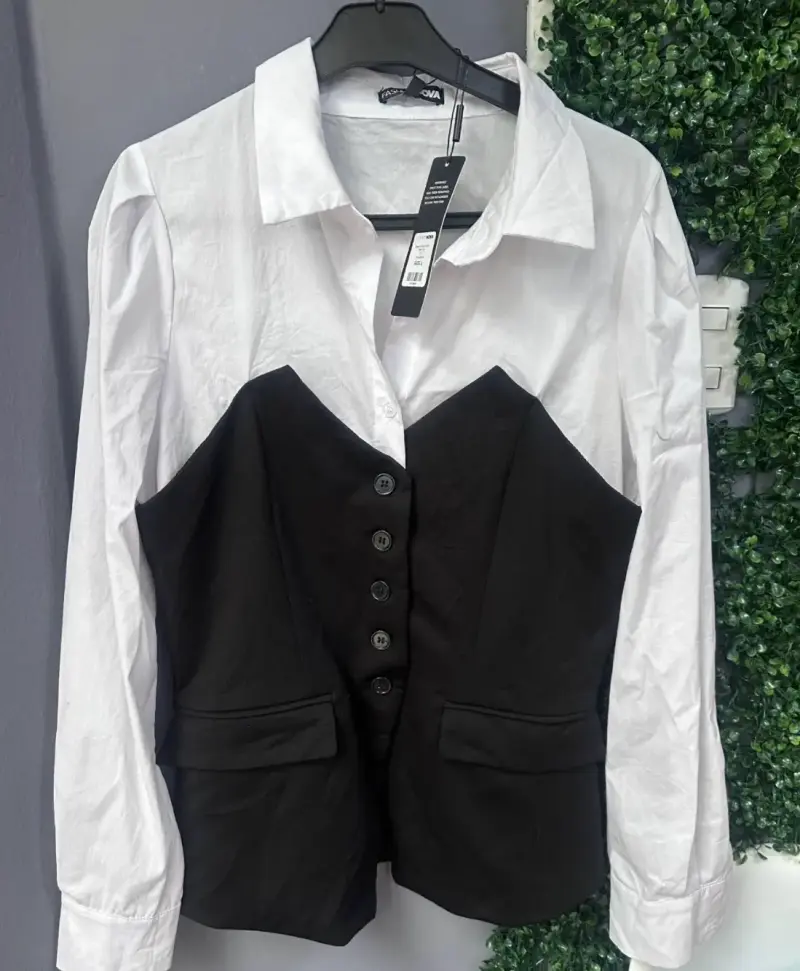 Blusa blanca con chaleco negro elegante - 2