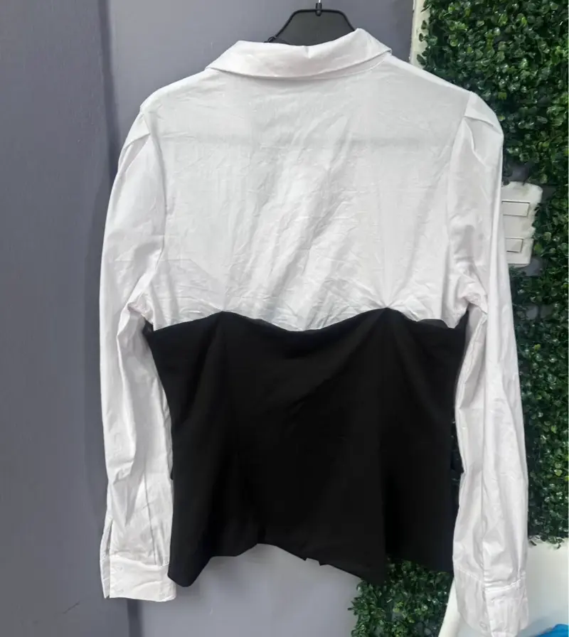 Blusa blanca con chaleco negro elegante - 3