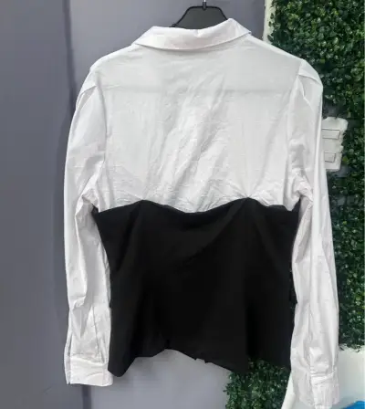 Blusa blanca con chaleco negro elegante - miniatura 3