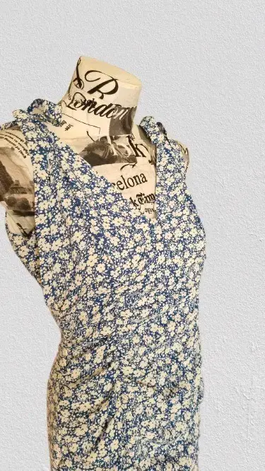 Vestido floral con fruncidos y tirantes ajustables - 2