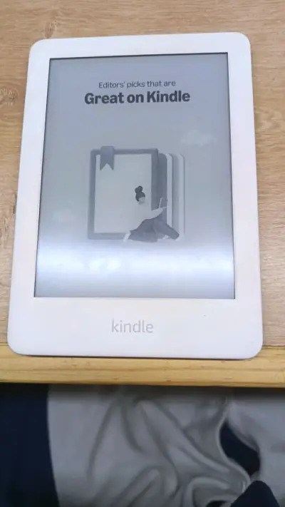 Kindle blanco con pantalla táctil y Wi-Fi - miniatura 5