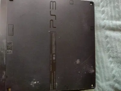Consola PS3 con dos controles y cables - miniatura 1