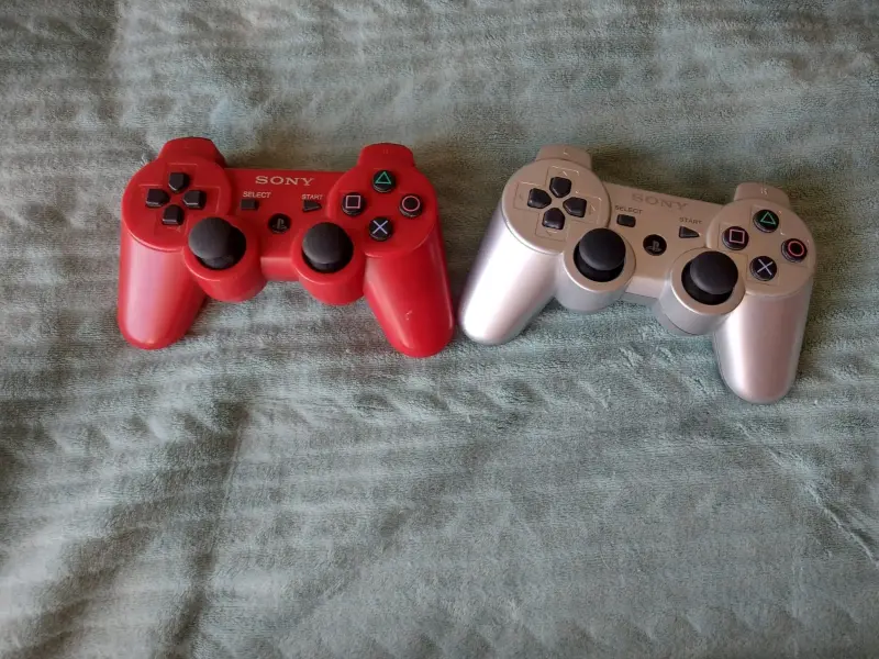 Consola PS3 con dos controles y cables - 3