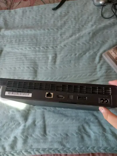 Consola PS3 con dos controles y cables - miniatura 6