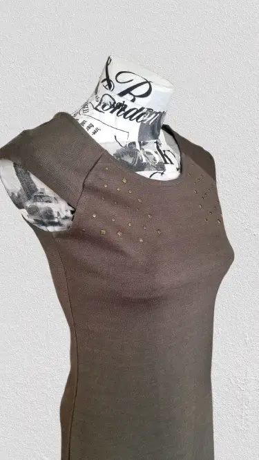 Vestido ajustado verde con detalles metálicos - 1