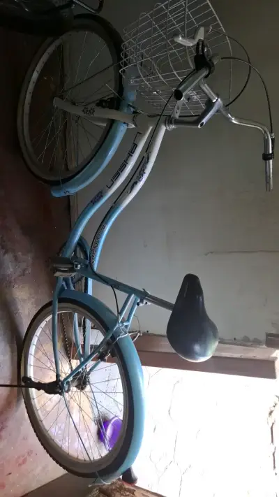 Bicicleta vintage azul con canasto - miniatura 1