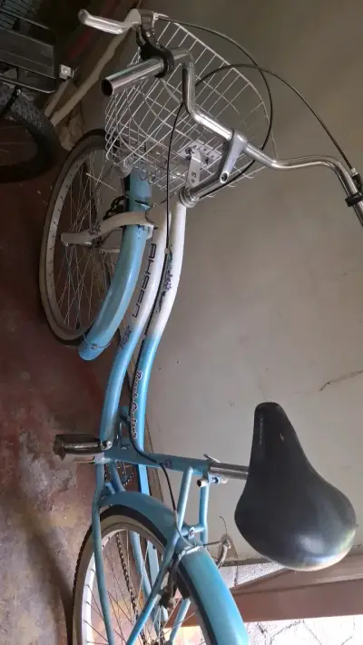 Bicicleta vintage azul con canasto - miniatura 2
