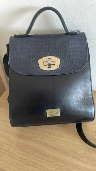 Mochila de cuero negra con diseño elegante - miniatura 1