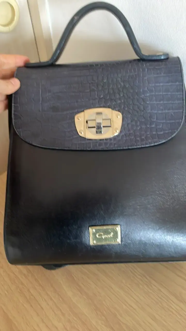 Mochila de cuero negra con diseño elegante - 3