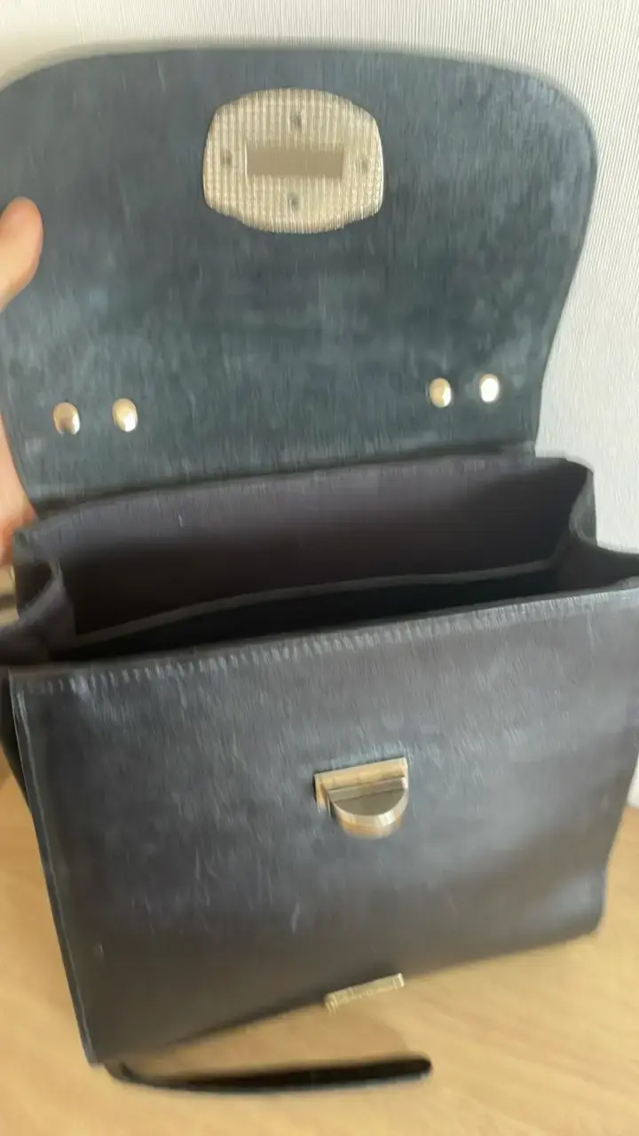 Mochila de cuero negra con diseño elegante - 4