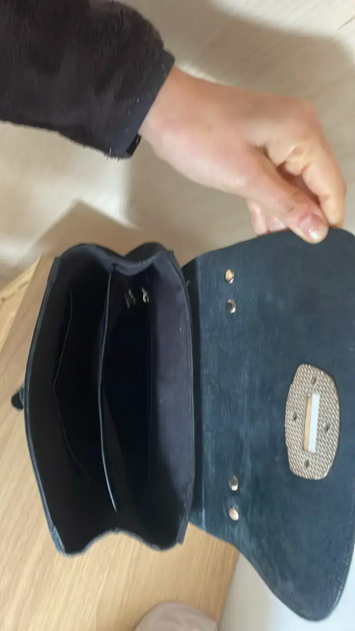 Mochila de cuero negra con diseño elegante - 5